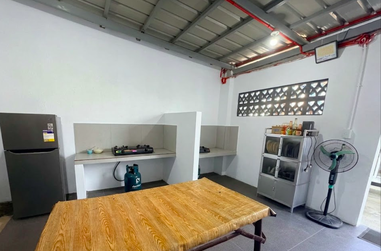Guest kitchen and grilling area