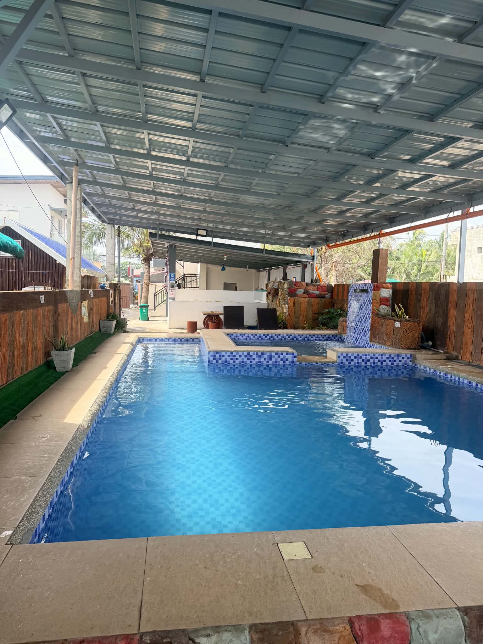 The swimming pool at S&D Beach House and Cottages